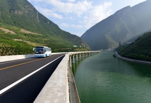 Környezetbarát autópályát adták át Kínában
