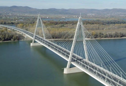 Tízéves a Megyeri híd 