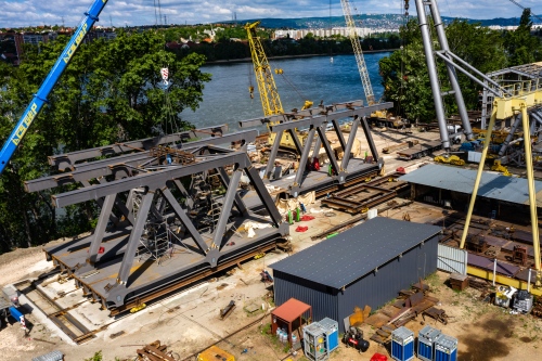 Szerelik a Déli összekötő vasúti híd elemeit