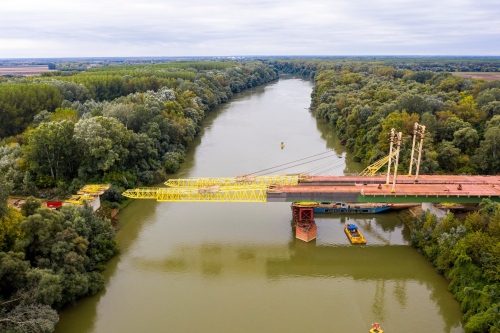 A helyére tolják az új Tisza hidat