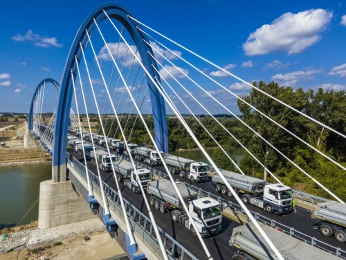 22 kamion az új tiszaugi hídon