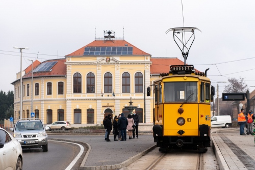 Vasút-villamos kombó Szeged és Hódmezővásárhely között