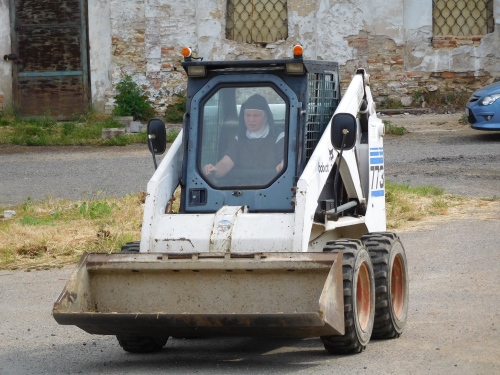 Apácák a Bobcat rakodógépen