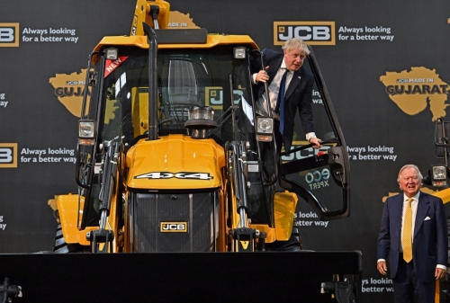 Boris Johnson nyitotta meg a JCB új indiai gyárát