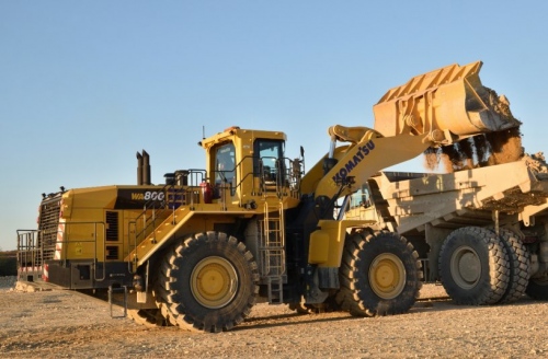 Komatsu WA800-8 a baumán