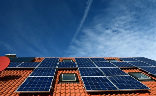 Meghaladta a 2000 megawattot a háztartási méretű naperőművek beépített kapacitása