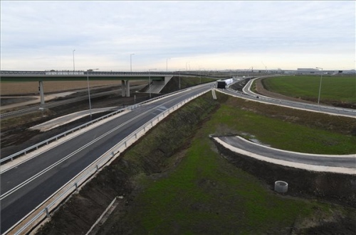 Elkészült a 33-as számú főút bővítése Debrecen határában
