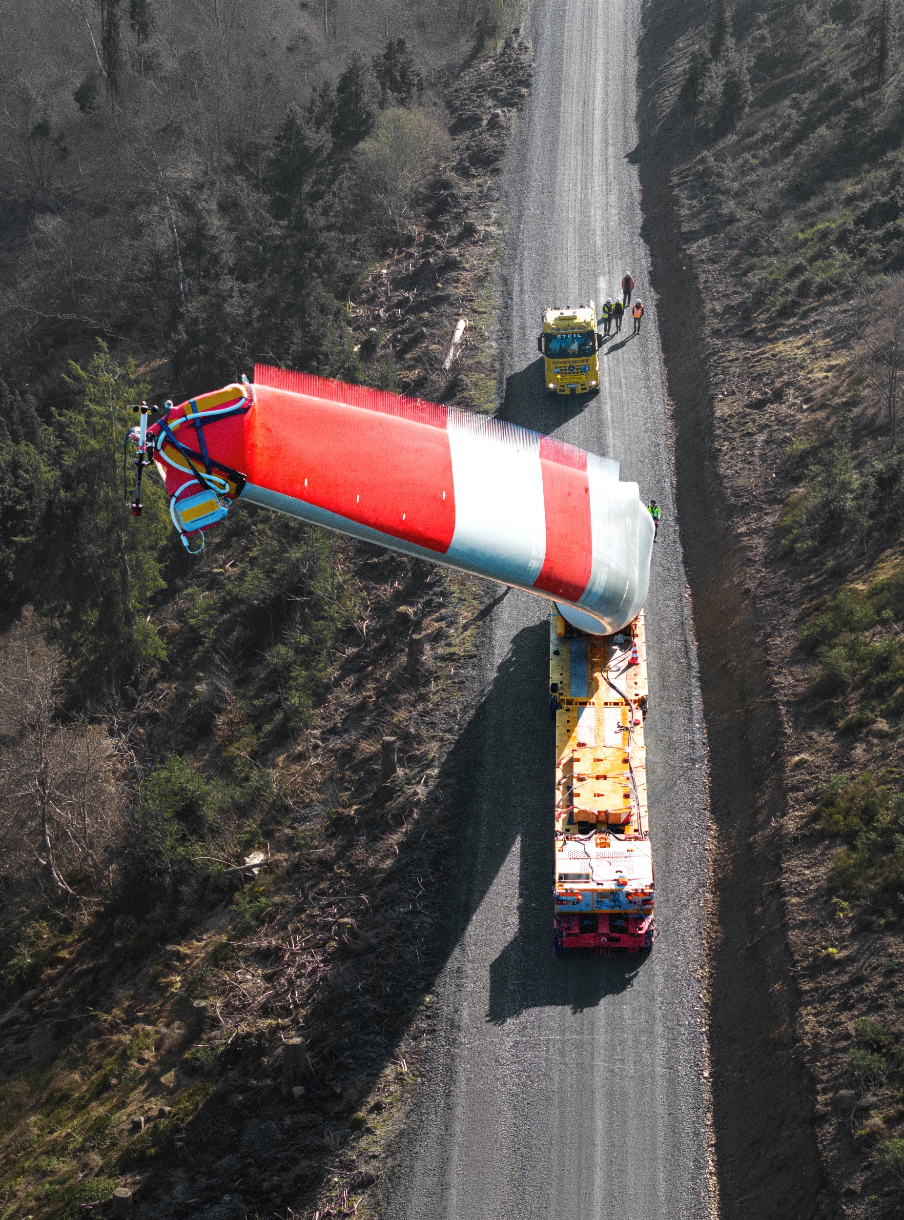 Több mint 85 méteres hossz: az E-175 EP5 E1 rotorlapátjai a legmagasabb követelményeket támasztják a szállítási logisztikával és az útvonaltervezéssel szemben.