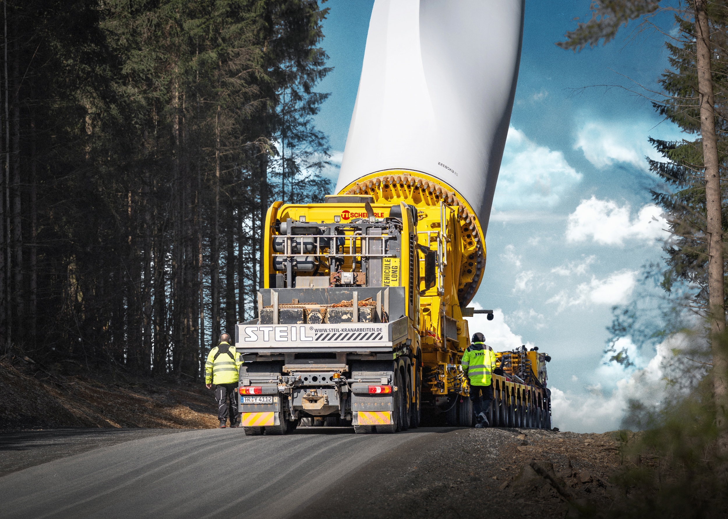 A rotorlapát megemelésével az olyan akadályok, mint a fák vagy az infrastruktúra, biztonságosan kikerülhetők. A SCHEUERLE BladeLifter akár 60 fokos dőlésszöget is lehetővé tesz.