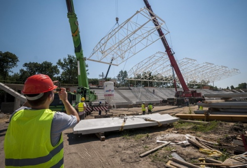 Épül a tetőszerkezet a debreceni Nagyerdei Stadionban