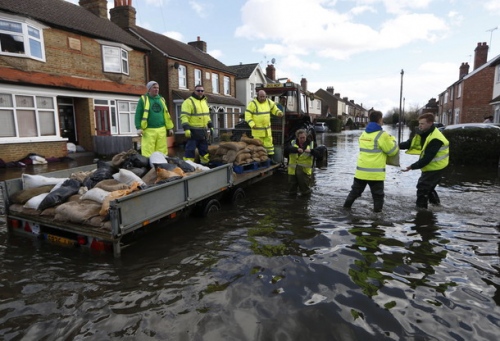 A JCB is segít az angliai áradásoknál